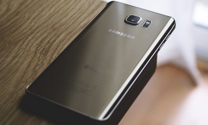 Za Samsung je plastika ružna prošlost .